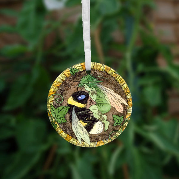 The second side of the ornament, focussing on the central bee and fairy.