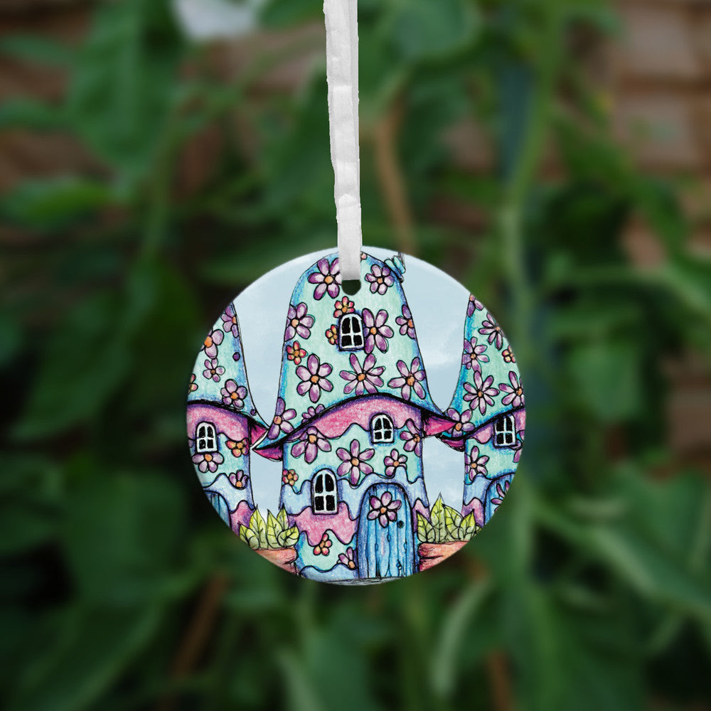 The second side of the ornament, focussing on one of the houses.